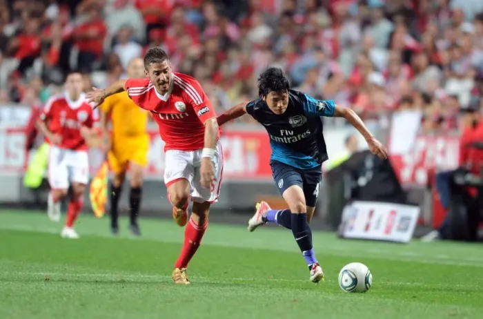 Framed Print : Miyaichi vs. Garcia: Battle at Estadio da Luz - Benfica vs. Arsenal Pre-Season Clash (2011)