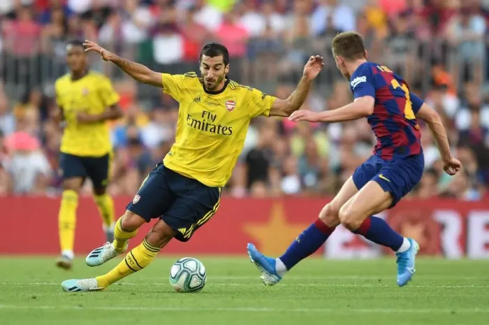 Framed Print : Mkhitaryan in Action: FC Barcelona vs. Arsenal (2019-20 Pre-Season Friendly)