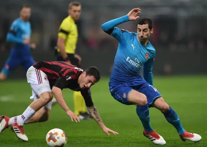 Framed Print : Mkhitaryan Dances Past Calabria: Arsenal vs AC Milan, UEFA Europa League Round of 16