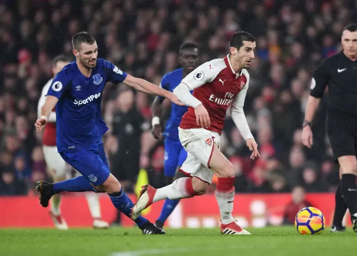Framed Print : Mkhitaryan Outmaneuvers Schneiderlin: Arsenal vs Everton, Premier League 2017-18 Framed Print : Mkhitaryan Outmaneuvers Schneiderlin: Arsenal vs Everton, Premier League 2017-18