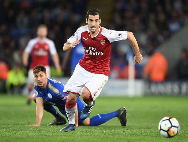 Mkhitaryan Outsmarts Dragovic: Premier League Battle - Arsenal's Star Outmaneuvers Leicester's Defender