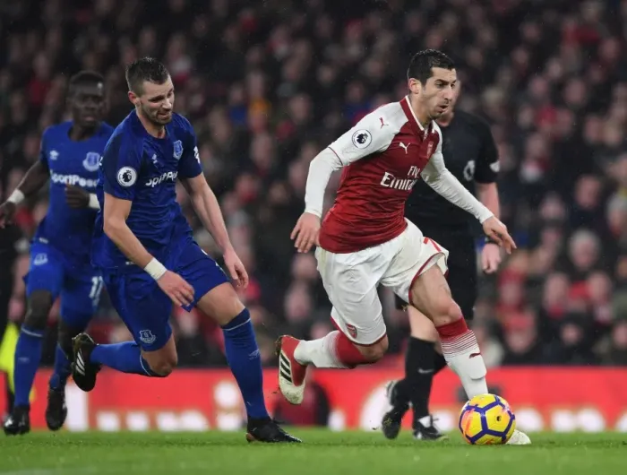Framed Print : Mkhitaryan's Slick Moves: Outsmarting Schneiderlin in Arsenal's Premier League Victory, 2017-18