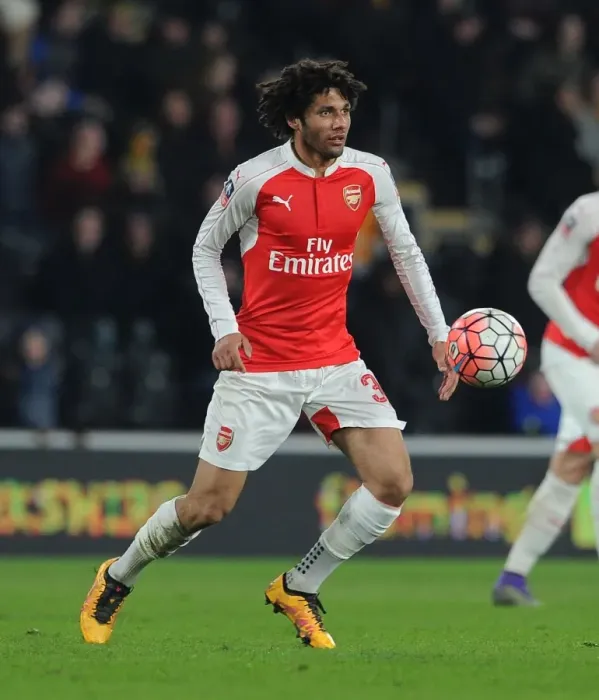 Framed Print : Mohamed Elneny in Action: Arsenal's FA Cup Battle against Hull City, 2016
