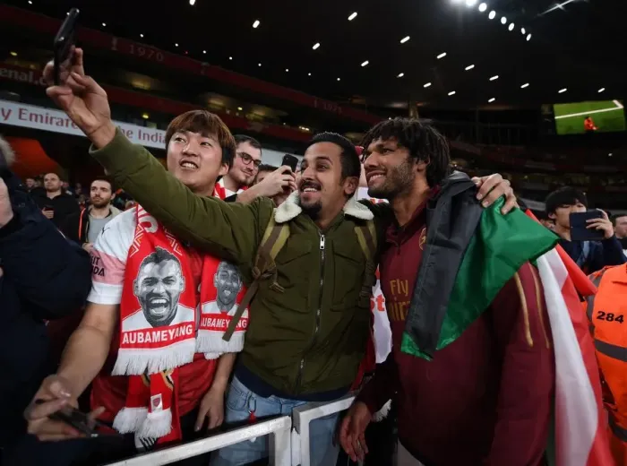 Framed Print : Mohamed Elneny (arsenal) meets an Eygtpian fan Framed Print : Mohamed Elneny (arsenal) meets an Eygtpian fan