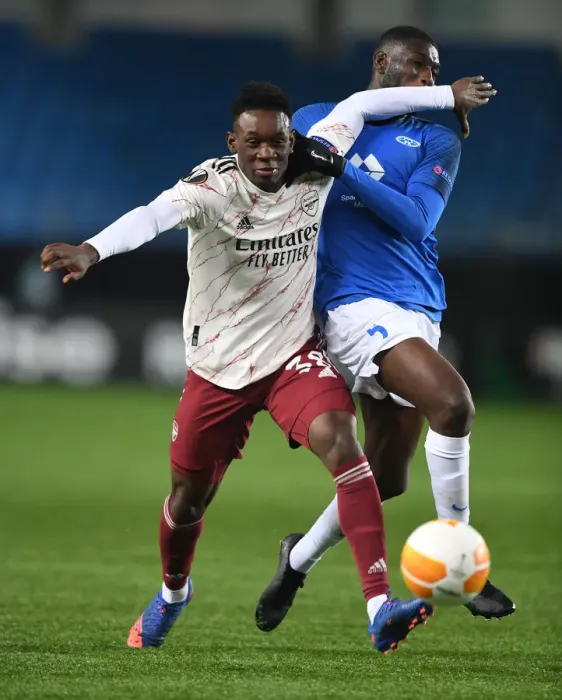 Framed Print : Molde vs Arsenal: Europa League Clash - Flo Balogun Faces Off Against Sheriff Sinyan
