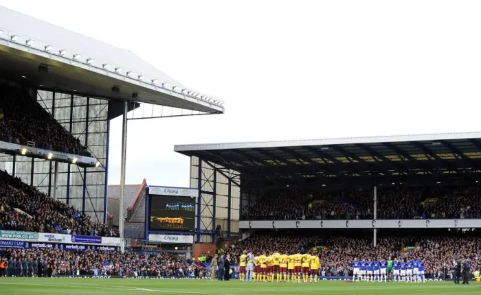 Framed Print : Moment of silence for Remberance Day. Everton 1: 2 Arsenal, Barclays Premier League Framed Print : Moment of silence for Remberance Day. Everton 1: 2 Arsenal, Barclays Premier League