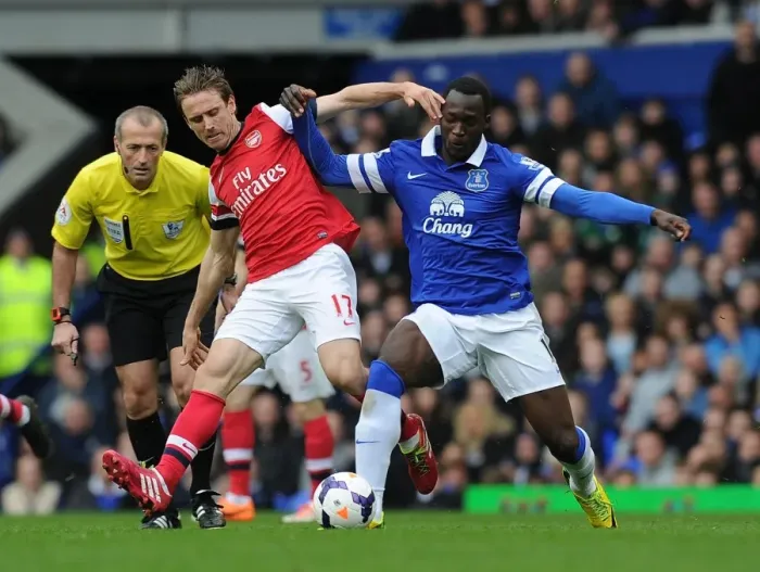 Framed Print : Monreal Holds Off Lukaku: Everton vs. Arsenal, Premier League 2013-2014