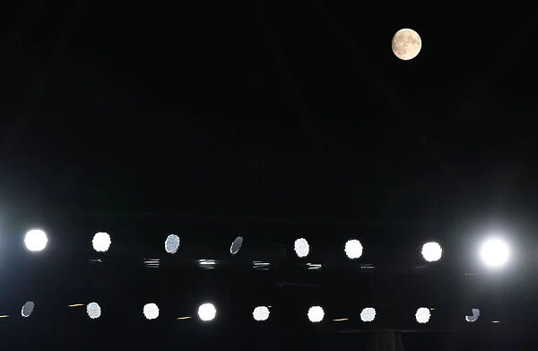 Moonlit Arsenal vs Leicester Clash at Emirates Stadium