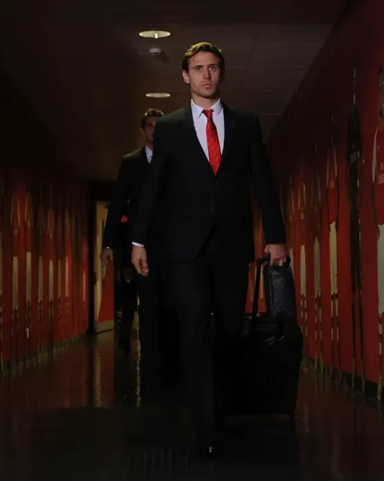 Framed Print : Nacho Monreal Approaches the Pitch: Arsenal vs Manchester United, Premier League 2014-15