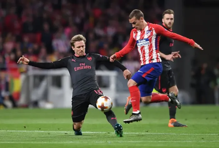 Framed Print : Nacho Monreal (Arsenal) Antoine Griezmann (Atletico). Atletico Madrid 1: 0 Arsenal Framed Print : Nacho Monreal (Arsenal) Antoine Griezmann (Atletico). Atletico Madrid 1: 0 Arsenal