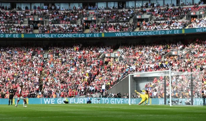 Framed Print : Nacho Monreal Scores the Winning Penalty: Arsenal Clinch FA Community Shield against Chelsea