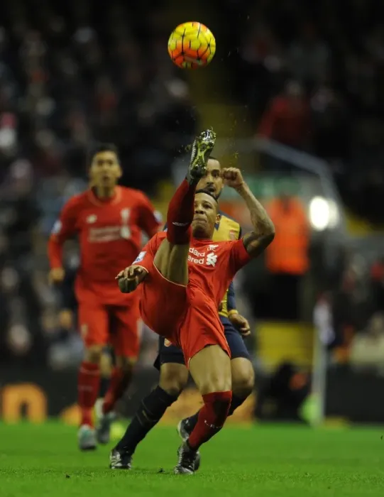 Framed Print : Nathaniel Clyne in Action: Liverpool vs Arsenal, Premier League 2015-16