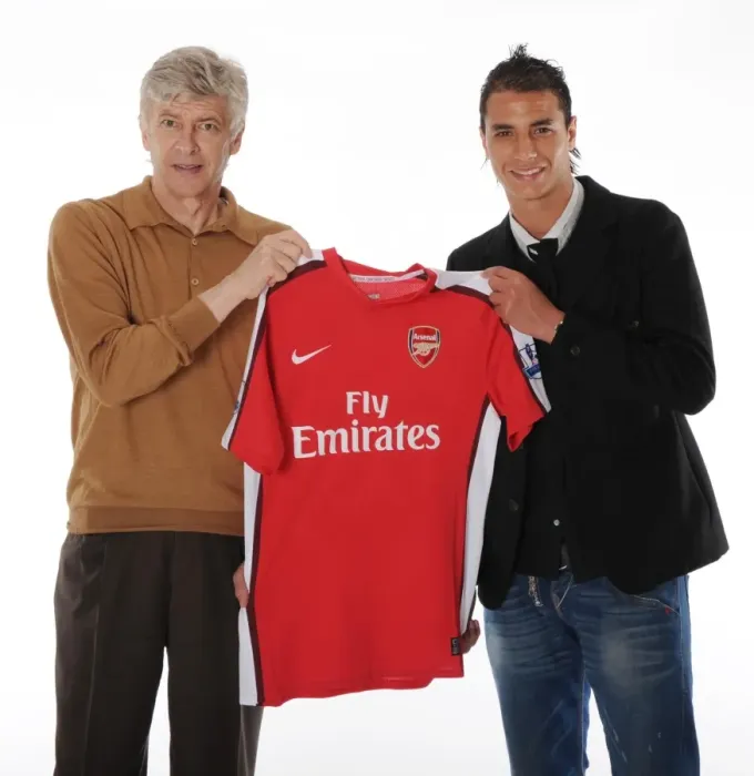 Framed Print : New Arsenal signing Marouane Chamakh with manager Arsene Wenger. Arsenal Training Ground