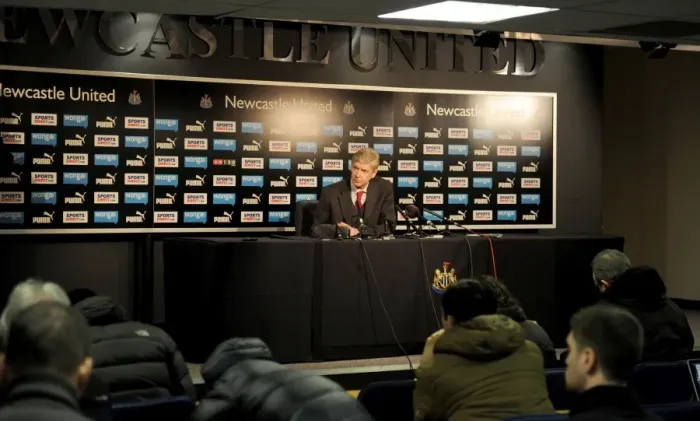 Framed Print : NEWCASTLE UPON TYNE, ENGLAND - DECEMBER 29: Arsenal manager Arsene Wenger holds Framed Print : NEWCASTLE UPON TYNE, ENGLAND - DECEMBER 29: Arsenal manager Arsene Wenger holds
