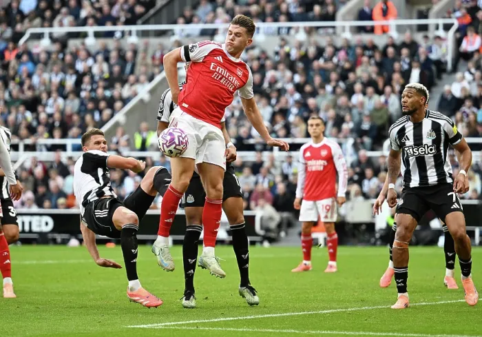 Framed Print : Newcastle United v Arsenal - Premier League