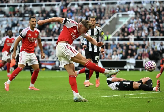 Framed Print : Newcastle United v Arsenal - Premier League