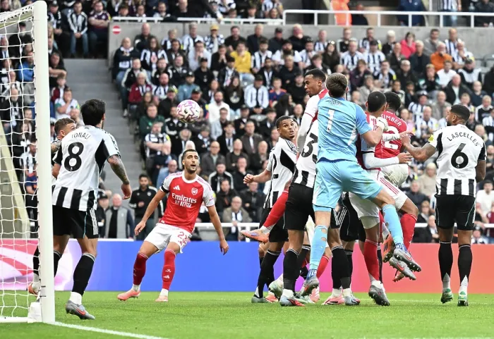 Framed Print : Newcastle United v Arsenal - Premier League