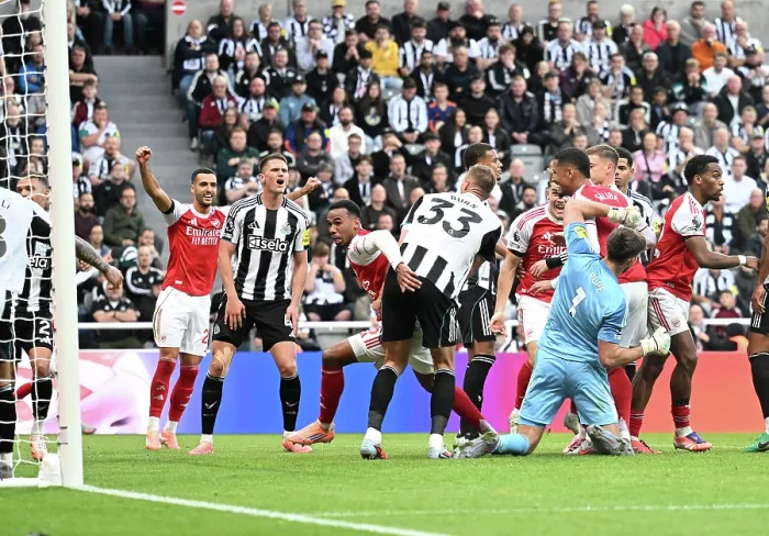 Framed Print : Newcastle United v Arsenal - Premier League