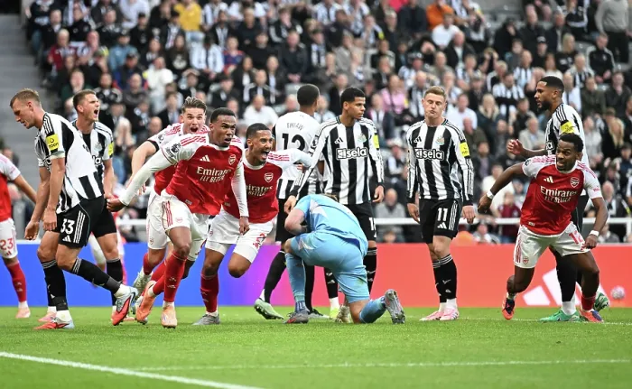 Framed Print : Newcastle United v Arsenal - Premier League