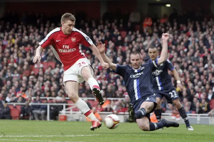 Framed Print : Nicklas Bendtner (Arsenal) Andre Ooijer (Blackburn)