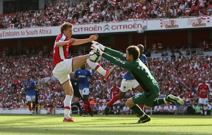 Framed Print : Nicklas Bendtner (Arsenal) Asmir Begovic (Portsmouth)