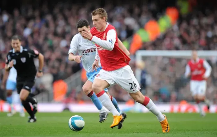 Framed Print : Nicklas Bendtner (Arsenal) Gareth Barry (Aston Villa)