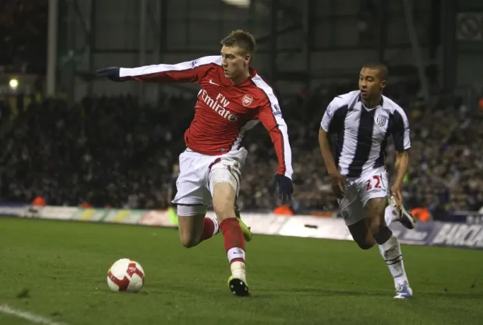 Framed Print : Nicklas Bendtner (Arsenal) Gianni Zuiverloon (West Brom) Framed Print : Nicklas Bendtner (Arsenal) Gianni Zuiverloon (West Brom)