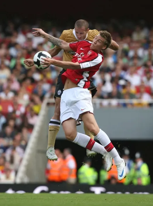 Framed Print : Nicklas Bendtner (Arsenal) Giorgio Chiellini (Juventus)