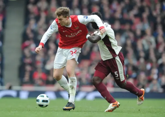 Framed Print : Nicklas Bendtner (Arsenal) John Mensah (Sunderland). Arsenal 0: 0 Sunderland