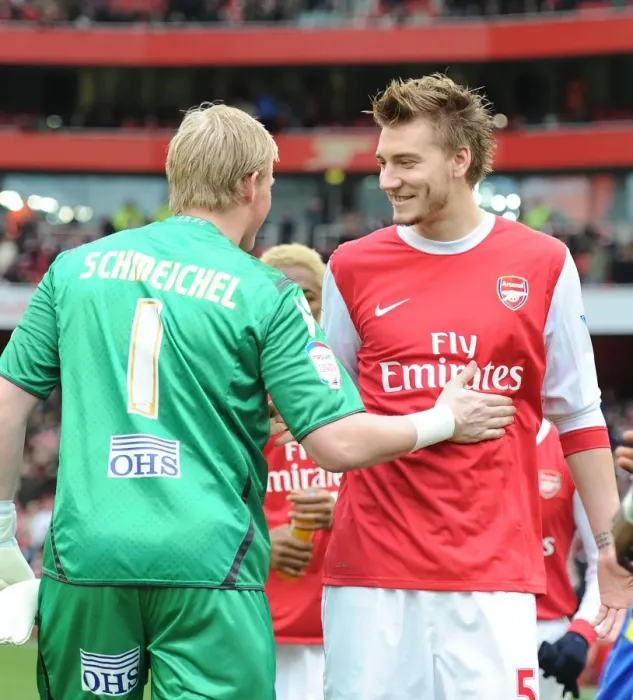 Framed Print : Nicklas Bendtner (Arsenal) Kasper Schmeichel (Leeds). Arsenal 1: 1 Leeds United Framed Print : Nicklas Bendtner (Arsenal) Kasper Schmeichel (Leeds). Arsenal 1: 1 Leeds United