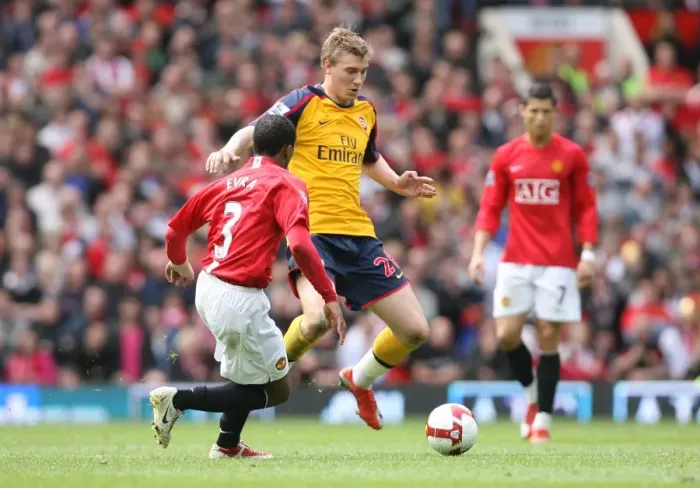 Framed Print : Nicklas Bendtner (Arsenal) Patrice Evra (Man United)