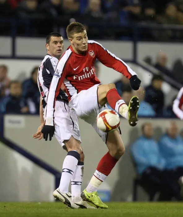 Framed Print : Nicklas Bendtner (Arsenal) Paul Robinson (West Brom) Framed Print : Nicklas Bendtner (Arsenal) Paul Robinson (West Brom)
