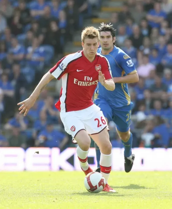 Framed Print : Nicklas Bendtner (Arsenal) Richard Hughes (Portsmouth) Framed Print : Nicklas Bendtner (Arsenal) Richard Hughes (Portsmouth)