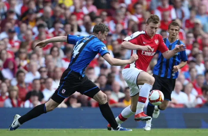 Framed Print : Nicklas Bendtner (Arsenal) Robert Huth (Middlesbrough)