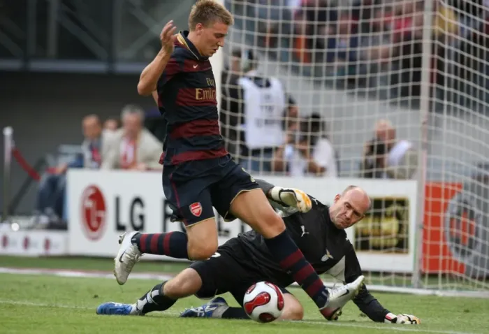 Framed Print : Nicklas Bendtner scores Arsenals 1st goal past Marco Ballotta (Lazio)