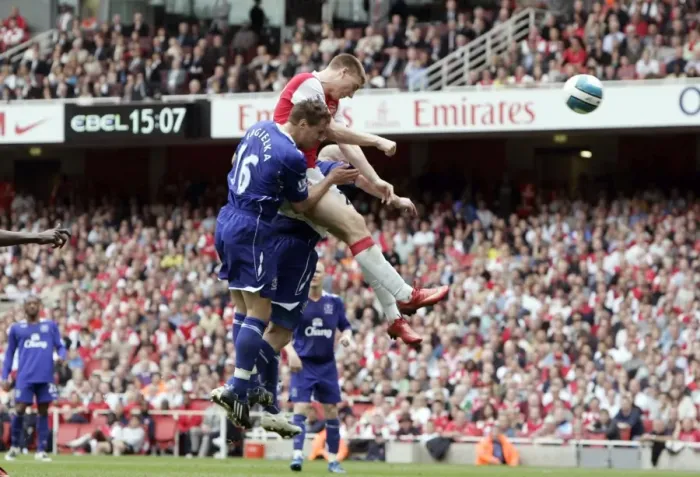Framed Print : Nicklas Bendtner scores Arsenals goal under pressure from Phil Jagielka (Everton)