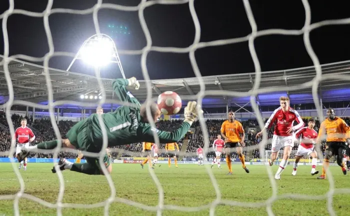 Framed Print : Nicklas Bendtner shoots past Hull goalkeeper Boaz Myhill to score the 2nd Arsenal goal