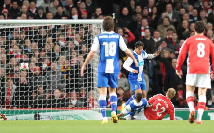 Framed Print : Nicklas Bendtner shoots past Porto goalkeeper Helton to score the 1st Arsenal goal
