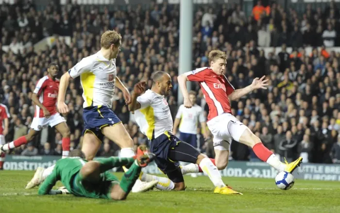 Framed Print : Nicklas Bendtner shoots past Tottenhams Heurelho Gomes, Younes Kaboul Framed Print : Nicklas Bendtner shoots past Tottenhams Heurelho Gomes, Younes Kaboul