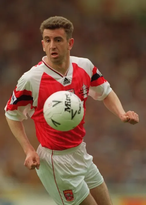 Framed Print : Nigel Winterburn at the 1993 FA Cup Final: Arsenal's Triumph over Sheffield Wednesday