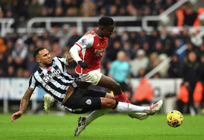 Framed Print : Nketiah vs Lascelles: Intense Battle in Newcastle United vs Arsenal FC, Premier League 2023-24