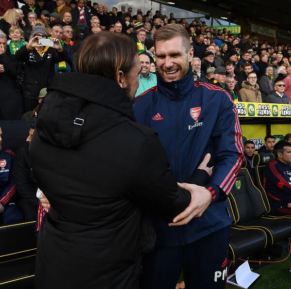 Norwich City vs Arsenal: Pre-Match Greeting Between Per Mertesacker and Daniel Farke