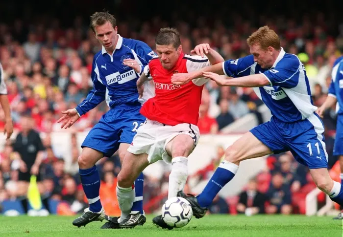 Framed Print : Oleg Luzhny (Arsenal) Mark Pembridge and Tobias Linderoth (Everton)