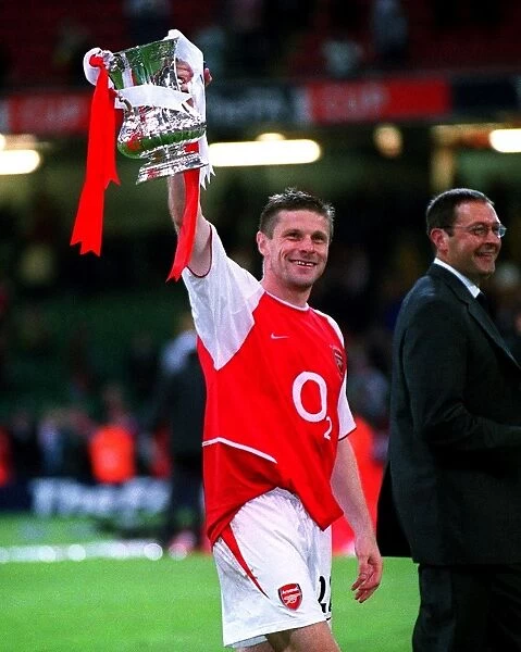 Oleg Luzhny (Arsenal) with the trophy at the end of the match