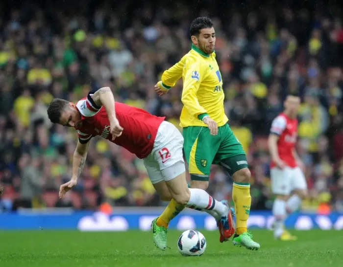 Framed Print : Olivier Giroud (Arsenal) Bradley Johnson (Norwich). Arsenal 3: 1 Norwich City. Barclays