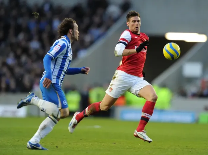 Framed Print : Olivier Giroud (Arsenal) Inigo Calderon (Brighton). Brighton & Hove Albion 2: 3 Arsenal