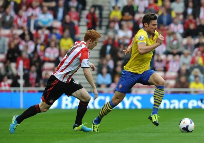 Framed Print : Olivier Giroud (Arsenal) Jack Colback (Sunderland). Sunderland 1: 3 Arsenal. Barclays Premier League