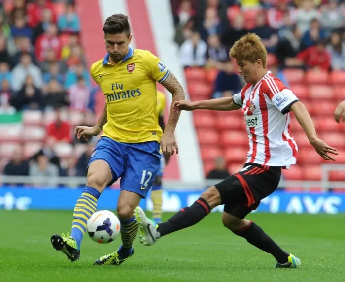 Framed Print : Olivier Giroud (Arsenal) Ki Sung-Yueng (Sunderland). Sunderland 1: 3 Arsenal. Barclays