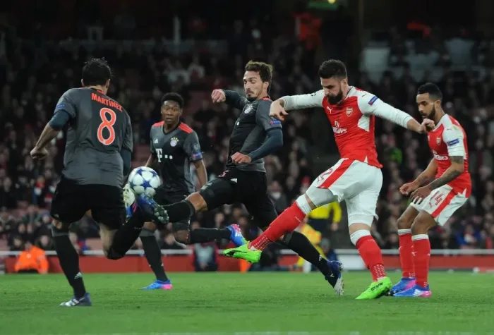 Framed Print : Olivier Giroud (Arsenal) Mats Hummels (Bayern) Framed Print : Olivier Giroud (Arsenal) Mats Hummels (Bayern)