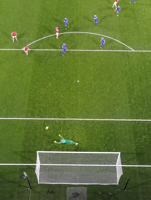 Framed Print : Olivier Giroud (Arsenal) volleys against the crossbar. Arsenal 1: 1 Everton. Barclays Premier League Framed Print : Olivier Giroud (Arsenal) volleys against the crossbar. Arsenal 1: 1 Everton. Barclays Premier League